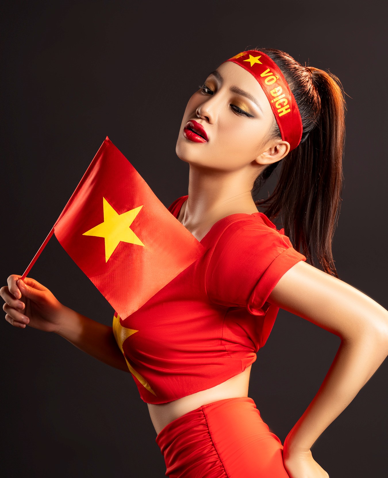 Mừng U22 VN giành vàng SEA Games, hot girl 9X tung ảnh bikini nóng bỏng - 2