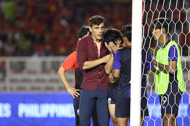 HLV Felix Dalmas an ủi
cậu trò cưng