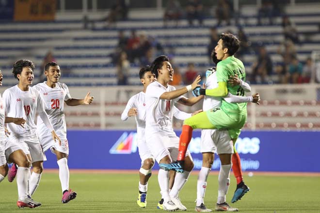 Trái
ngược với U22 Campuchia là niềm vui của U22 Myanmar. Đây là huy
chương đồng thứ 3 của bóng đá Myanmar trong lịch sử (sau các năm
2001 và 2011)