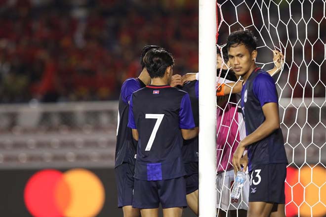 Cầu thủ 2 đội an
ủi Keo Sokpheng