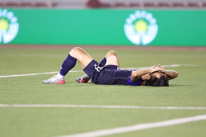 Cầu thủ gốc Việt (có
mẹ là người Tây Ninh) đổ gục xuống sân