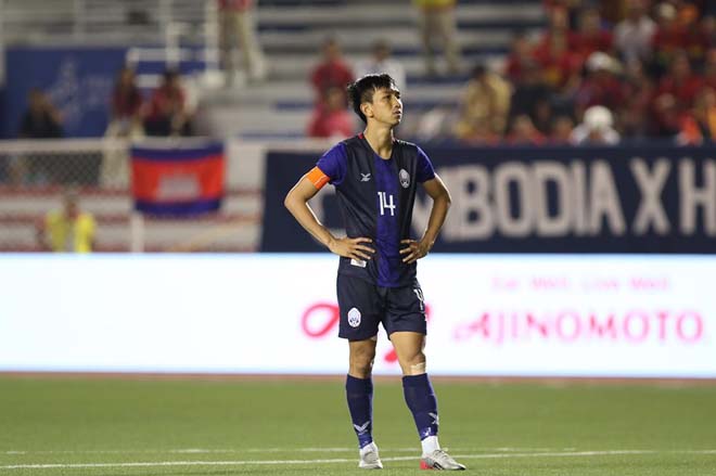 Vẻ mặt thẫn thờ
của Keo Sokpheng khi trở thành "tội đồ" khiến U22
Campuchia tuột mất huy chương đồng