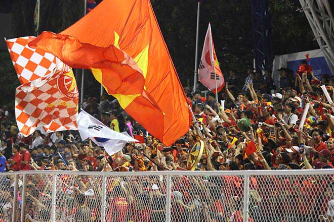 Hàng nghìn người hâm mộ Việt Nam đã được dịp ăn mừng giây phút lịch sử của bóng đá nước nhà khi thầy trò HLV Park Hang Seo xuất sắc đánh bại U22 Indonesia đến 3-0 để lần đầu tiên giành tấm HCV SEA Games