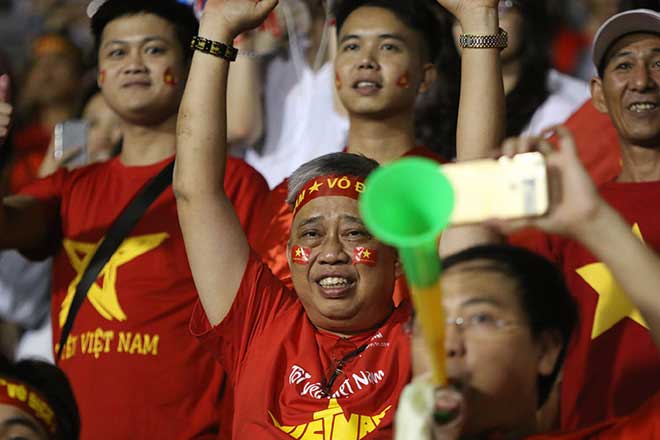 Fan cuồng U22 Việt Nam leo rào, hét khản tiếng mừng HCV SEA Games lịch sử - 10