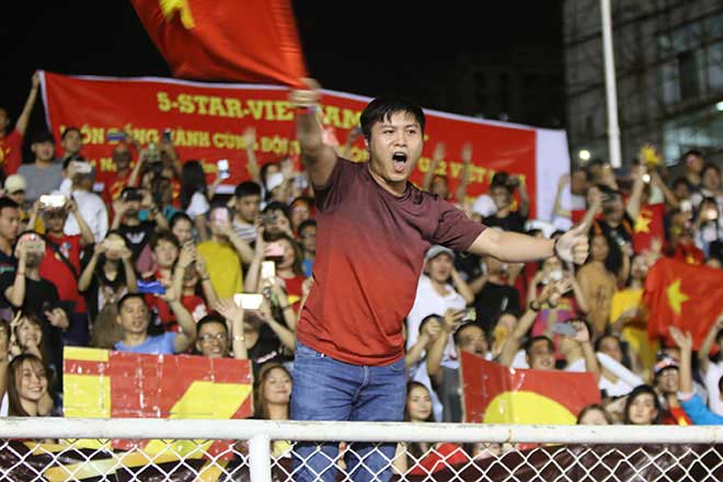 Đã có không ít CĐV vì quá phấn khích leo lên hàng rào bảo vệ sân để ăn mừng sau khi tiếng còi hết trận vang lên