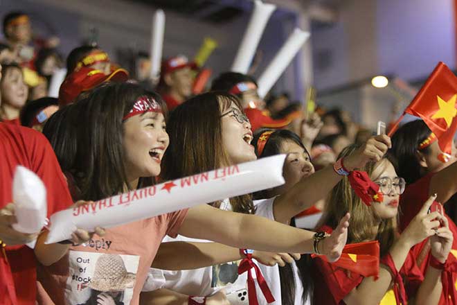 Fan cuồng U22 Việt Nam leo rào, hét khản tiếng mừng HCV SEA Games lịch sử - 6