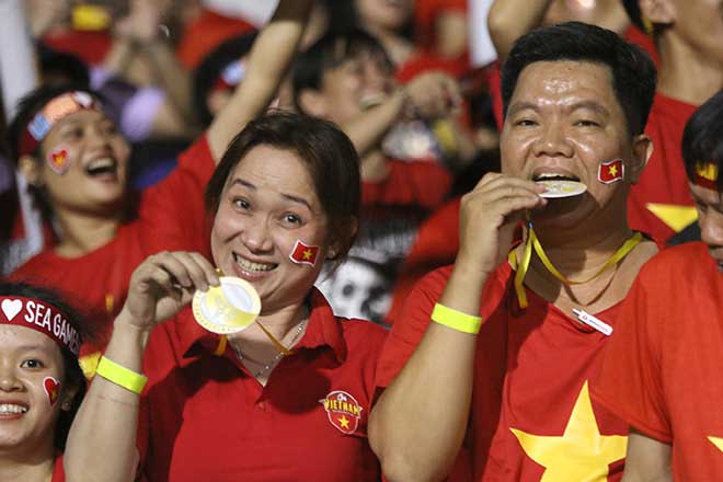 Fan cuồng U22 Việt Nam leo rào, hét khản tiếng mừng HCV SEA Games lịch sử - 9