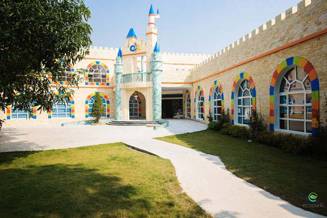 Trường mầm non Creative Kinder Care Ecopark được thiết kế như một tòa lâu đài giữa rừng xanh