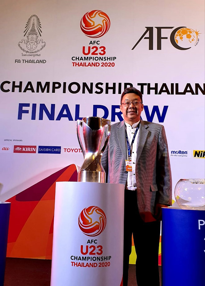 Ông Chalermsak Pimolsri - Phó Tổng Giám Đốc Marketing của Công ty 4 Oranges Co., Ltd tham dự lễ bốc thăm chia bảng của giải đấu AFC U23 Championship 2020 tại Bangkok, Thái Lan