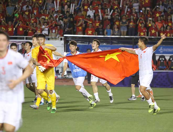 Sau khi tiếng còi kết thúc trận vang lên, các cầu thủ U22 Việt Nam đã mang cờ Tổ quốc đồng loạt chạy về phía khán đài B - nơi có hàng nghìn CĐV áo đỏ lặn lội từ quê nhà sang Philippines cổ vũ – để chia sẻ niềm vui chiến thắng