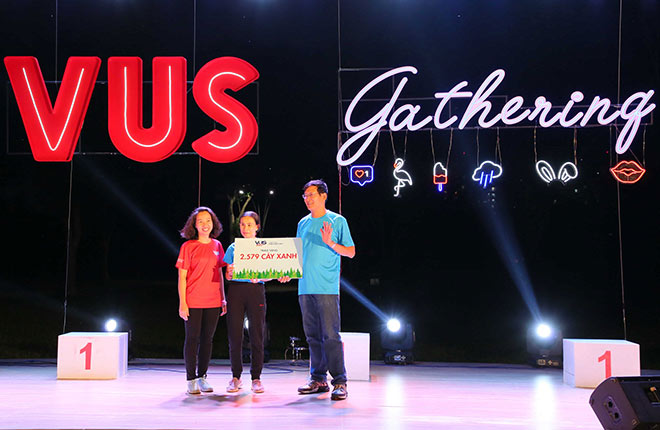 Đại diện VUS trao chứng nhận đóng góp 2.579 cây xanh cho tổ chức Gia Đình Em Yêu Thiên Nhiên Việt Nam.