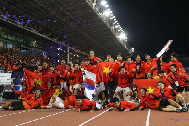 U22 Việt Nam tưng bừng ăn mừng HCV SEA Games: Thầy trò Park Hang Seo vinh danh lịch sử - 9