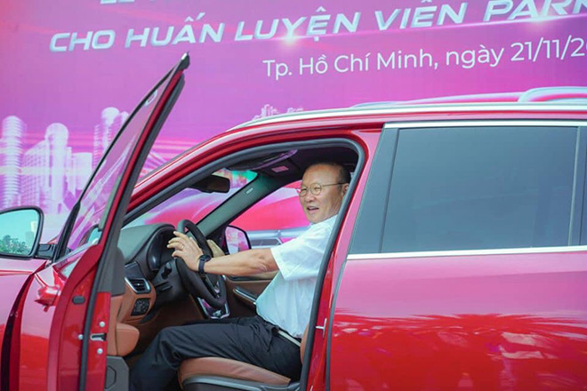 VinFast tặng xe LUX A2.0 trị giá 1,35 tỷ đồng cho HLV Mai Đức Chung - 6