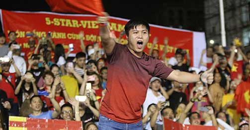 Fan cuồng U22 Việt Nam leo rào, hét khản tiếng mừng HCV SEA Games lịch sử