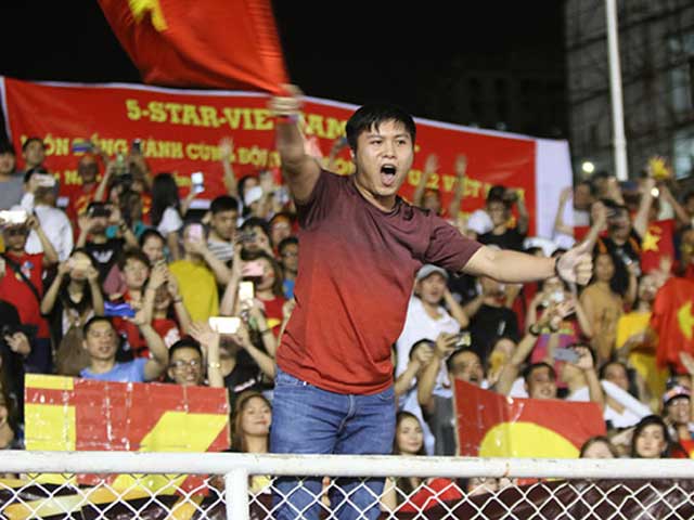Bóng đá - Fan cuồng U22 Việt Nam leo rào, hét khản tiếng mừng HCV SEA Games lịch sử