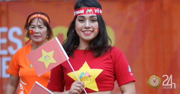 Bóng hồng đến sân cổ vũ U22 Việt Nam giành Vàng SEA Games hút hồn triệu fan