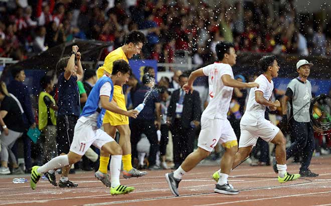 Quang Hải lỡ chung kết SEA Games chỉ vài giây, ăn mừng HCV thế nào? - 4