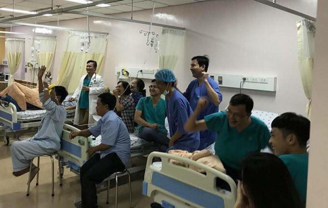 Các bác sĩ hòa cùng niềm vui với bệnh nhân.