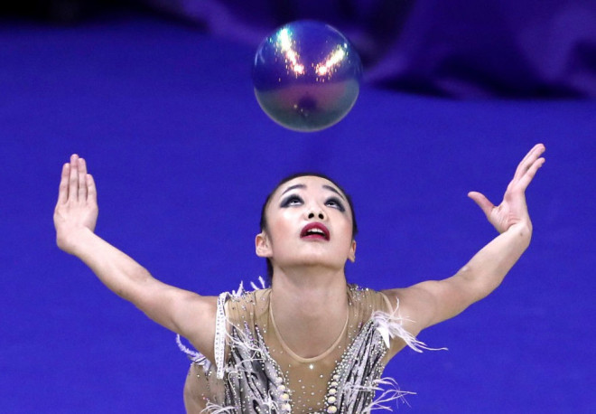 Vận động viên thể dục dụng cụ Việt
Nam Nguyễn Hà My trình diễn tại Manila.