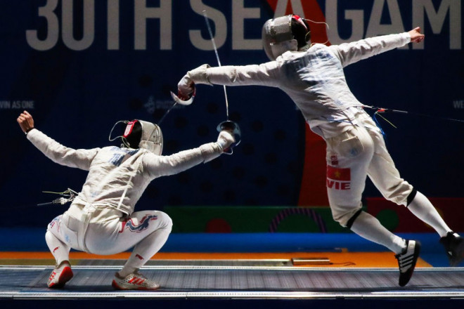 Vận động viên Thái Lan và Việt Nam
thi đấu trong trận chung kết nội dung đấu kiếm đồng đội nam ở
Pasay, Philippines.