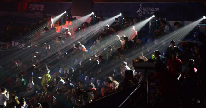 Khán giả theo dõi trận đấu của các
game thủ Malaysia và Việt Nam tại Manila.