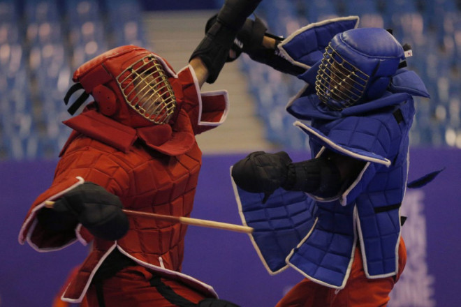 Trận chung kết võ gậy giữa vận động
viên Việt Nam (áo đỏ) và Philippines ở hạng cân 65 kg.