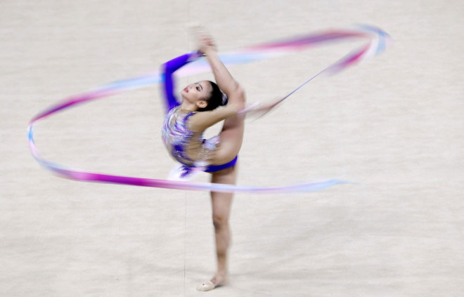 Vận động viên thể dục dụng cụ Việt
Nam Ngô Hải Yến trình diễn tại Manila.