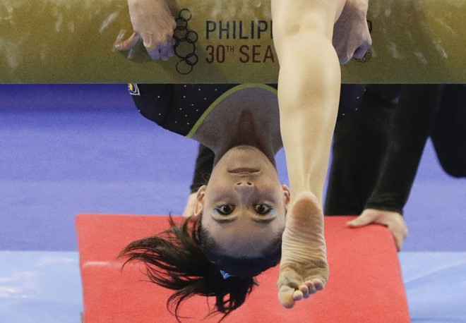 Vận động viên Malaysia Farah Ann
Abdul Hadi trong phần trình diễn trên cầu thăng bằng.