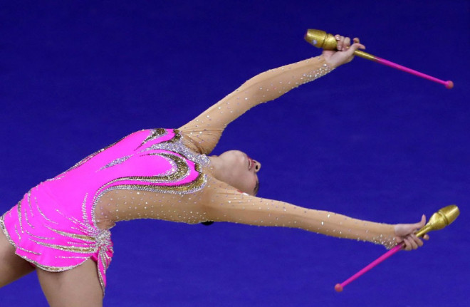 Vận động viên thể dục dụng cụ
Indonesia Mercilita Thalia trình diễn tại vòng đấu loại ở
Manila.