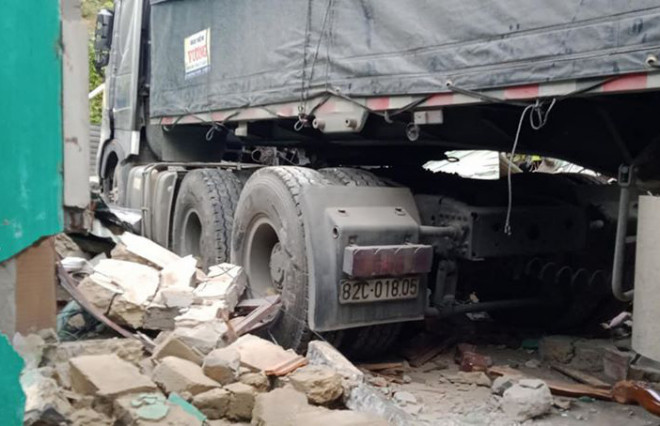 Quảng Nam: Kinh hoàng container đâm sập nhà dân, cuốn 2 vợ chồng vào gầm - 1