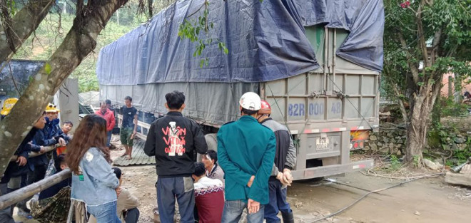 Quảng Nam: Kinh hoàng container đâm sập nhà dân, cuốn 2 vợ chồng vào gầm - 4