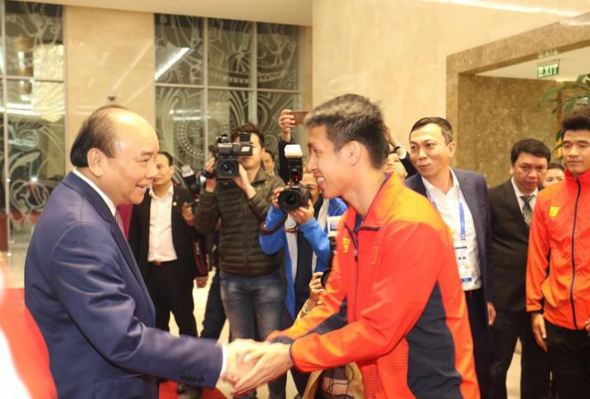Thủ tướng chúc mừng các cầu thủ bóng đá Việt Nam. Ảnh: Như Ý.