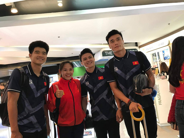 Bóng đá - U22 Việt Nam về nước: Máy bay hạ cánh, triệu fan chào đón