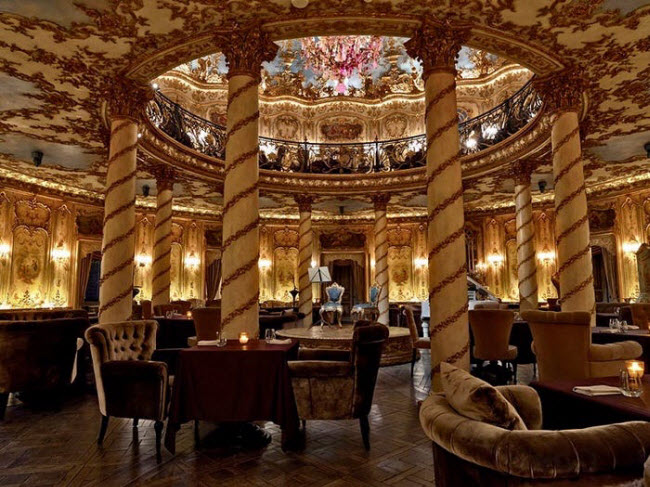 Turandot, Nga: Nằm bên trong Cung điện Turandot, nhà hàng Turandot được thiết kế với không gian nội thất sang trọng bao gồm ghế bọc nhung, tường sơn ánh vàng và tranh trên trần.
