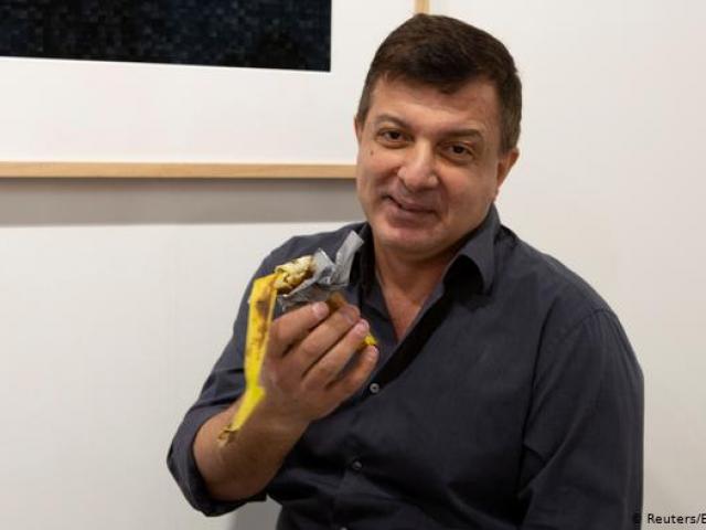 Phi thường - kỳ quặc - Đói bụng, nghệ sĩ ăn ngấu nghiến tác phẩm trị giá 120.000 đô