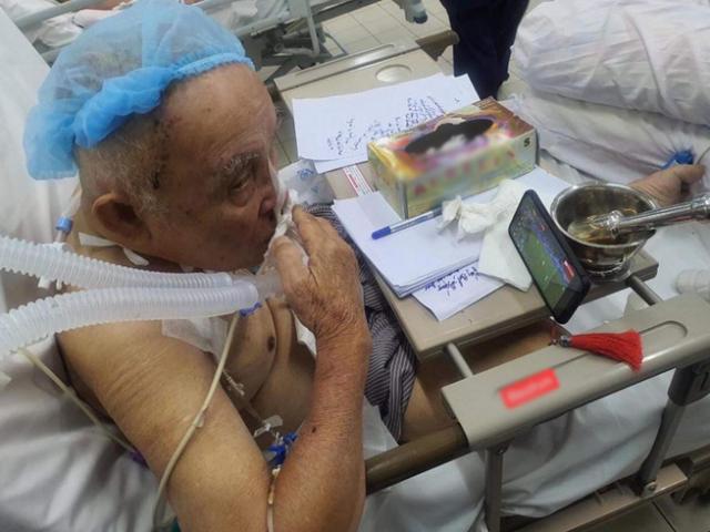 Bạn trẻ - Cuộc sống - Cụ ông phẫu thuật não, thở máy vẫn cố xem trận U22 Việt Nam - U22 Indonesia và những hình ảnh xúc động trong viện