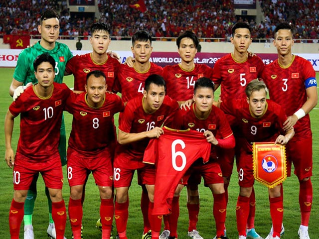 Thời trang - Hài hước chuyện cầu thủ đội mũ ra sân trước khi có đồng phục riêng