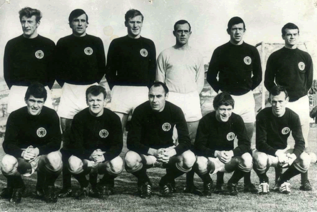 Đồng phục bóng đá cũng trải qua nhiều lần cải tiến để có hình dáng như hiện tại. 