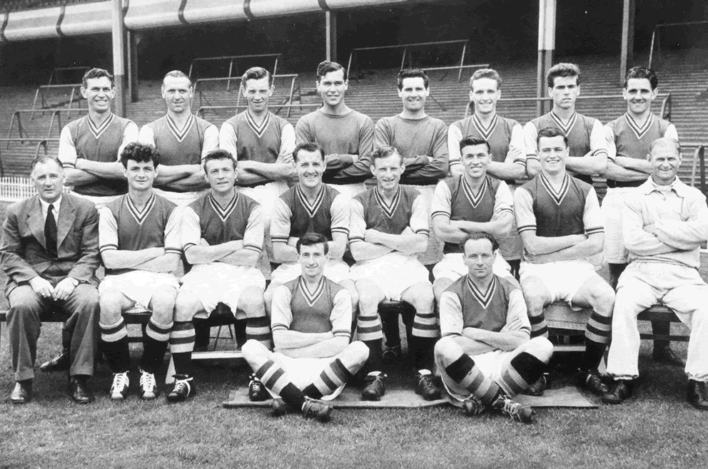 Kiểu cổ áo bóng đá từng được ưa chuộng là cổ chữ V có kẻ sọc.