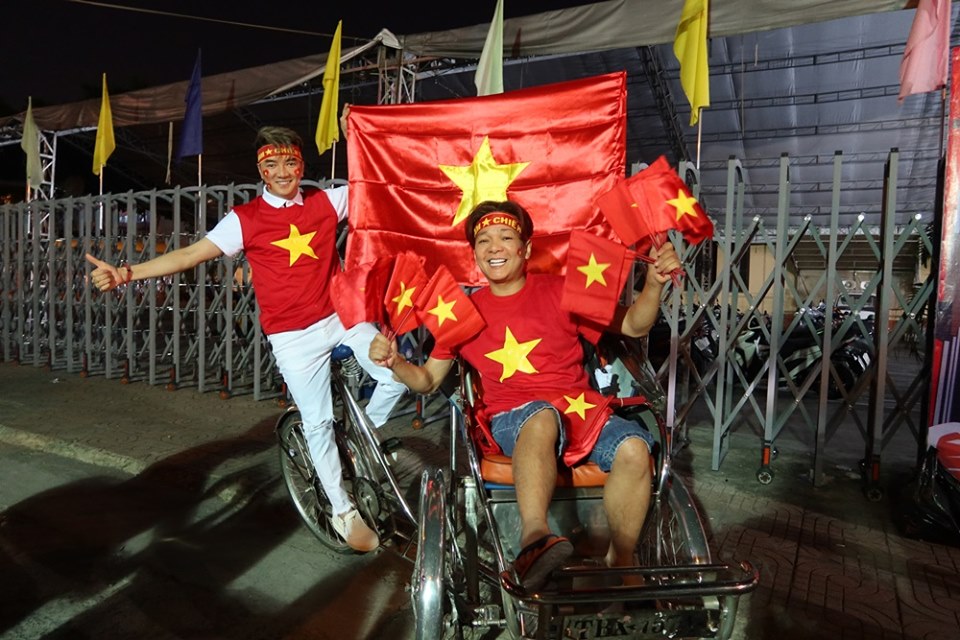 Mỹ Tâm lái "siêu xe", Mr Đàm đạp xích lô "đi bão" mừng U22 Việt Nam vô địch - 1