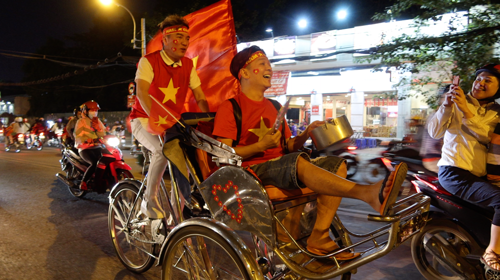 Mỹ Tâm lái "siêu xe", Mr Đàm đạp xích lô "đi bão" mừng U22 Việt Nam vô địch - 4