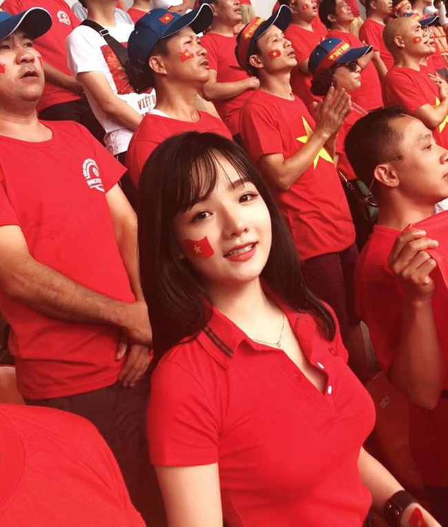Nhắc đến những cổ động viên nóng bỏng của đội tuyển bóng đá Việt Nam không thể bỏ quên Phan Thủy Tiên. 