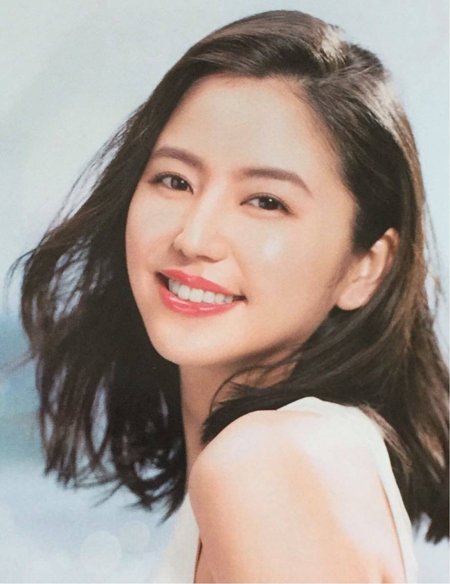 Masami Nagasawa sinh năm 1987, là diễn viên, người mẫu được yêu thích bậc nhất ở Nhật Bản. Cô từng được vinh danh là người phụ nữ đẹp nhất Nhật Bản vào năm 2015 và có mặt trong top 10 nghệ sĩ có sức ảnh hưởng lớn tại xứ sở hoa anh đào năm 2010.