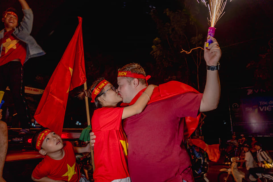 Hình ảnh “ngọt hơn đường” của cặp đôi hôn nhau khi “đi bão” mừng ĐT Việt Nam chiến thắng - 3