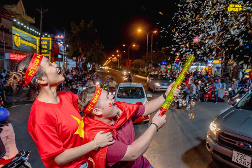 Hình ảnh “ngọt hơn đường” của cặp đôi hôn nhau khi “đi bão” mừng ĐT Việt Nam chiến thắng - 7