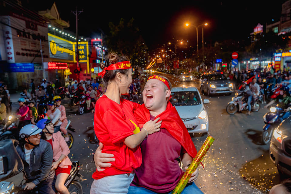 Hình ảnh “ngọt hơn đường” của cặp đôi hôn nhau khi “đi bão” mừng ĐT Việt Nam chiến thắng - 8