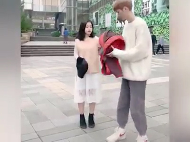 Video Clip Cười - "Giận tím người" chỉ vì cô bạn gái mê trai đẹp ngoài đường