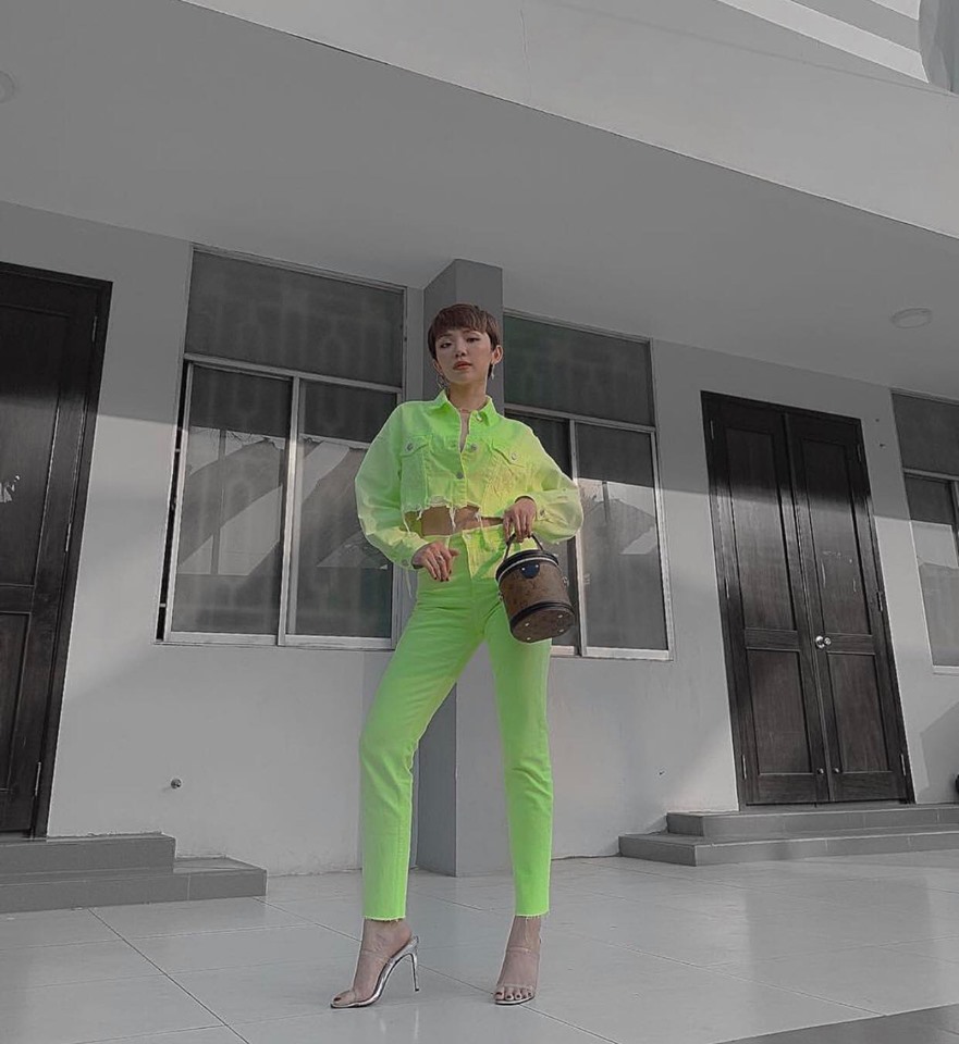 Tóc Tiên chọn trang phục màu xanh neon với chất jean, tạo nên sự cá tính, mạnh mẽ và rất bắt mắt, đón đầu xu hướng.