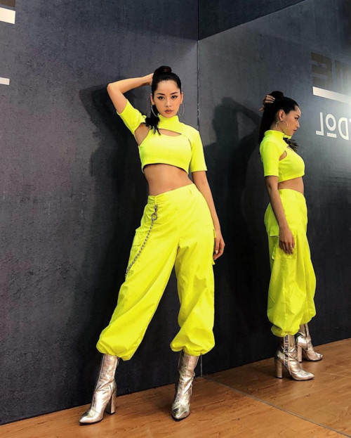 Chi Pu thông minh trong cách chọn boot ánh bạc để giảm độ chóe với set đồ xanh neon. Áo croptop khoe eo thon được mix với quần jogger cùng tông mang lại sự phóng khoáng cho người mặc.