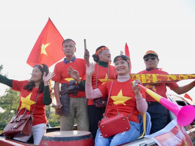 Tin tức trong ngày - TRỰC TIẾP: Nội Bài phủ kín sắc đỏ, chờ chuyên cơ "vàng" hạ cánh